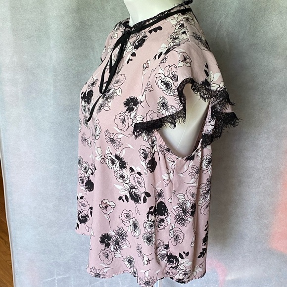 Lily White Floral top - Picture 3 of 7